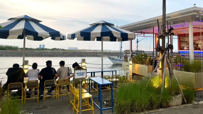 restoran di PIK 2 view laut